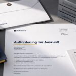 Aufforderung zur Auskunft mit Akten, Umschlag und Zustellnachweis