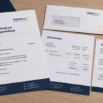 Aufforderung zur Rechnungsstellung mit Rechnungsvorlage, Umschlag und Zustellnachweis