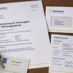 Aufforderung zur Herausgabe von Fahrzeugpapieren mit Autoschlüssel und Dokumenten