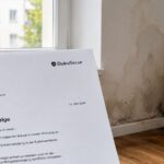 Mängelanzeige an den Vermieter mit sichtbarem Wohnungsmangel und Zustellnachweis